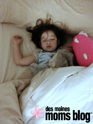 kid sleeping in parent's bed