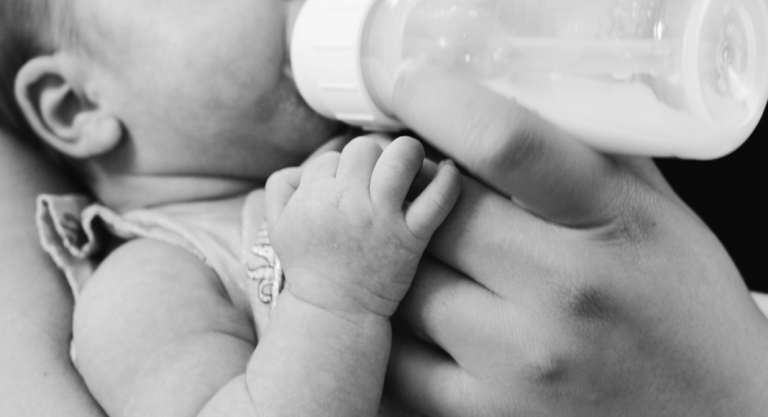 Why I Switched from Breastfeeding to Formula Feeding