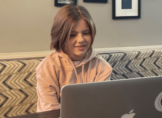 girl sitting with laptop. GoPeer. Des Moines Mom