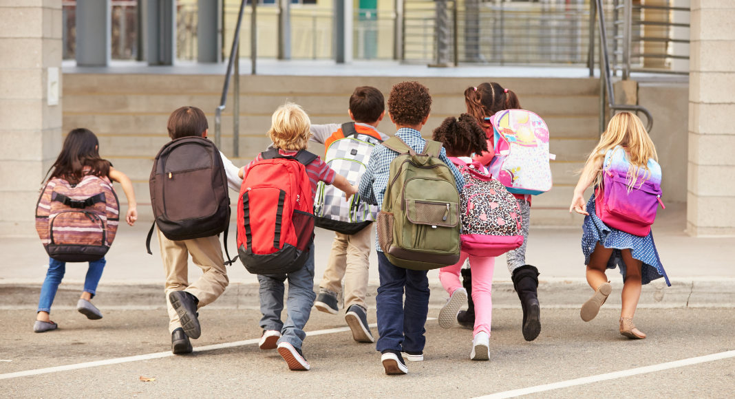 kids wearing backpacks. kindergarten. Des Moines Mom